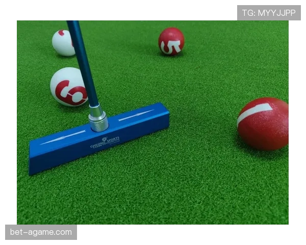 球门球规则：球踢动即为比赛开始，无需出禁区