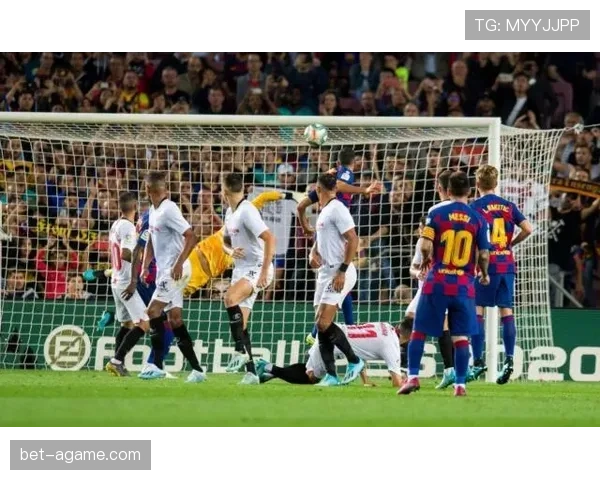 禁区外犯规判定要点：裁判判任意球而非点球的关键条件