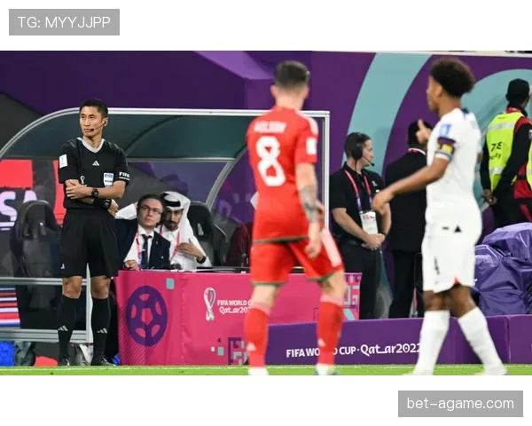 第四官员在足球比赛中承担的主要职责与裁判组合作规则解析