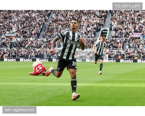 伊萨克为何以边锋方式踢中锋？解析其带球突破能力与战术适配性