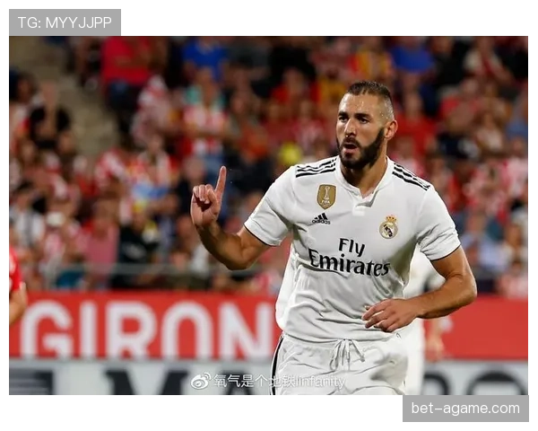 本泽马与莱万对比分析：终结方式与战术角色差异在哪？